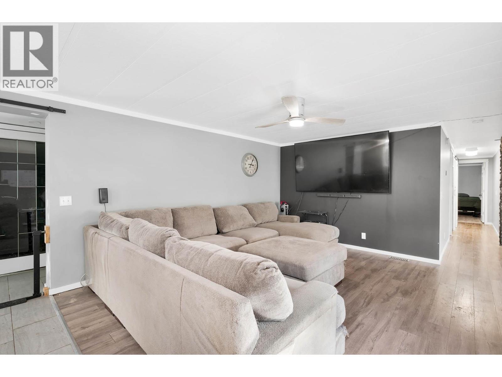 392 Walterdale Road, Kamloops, BC - Indoor Photo Showing Living Room
