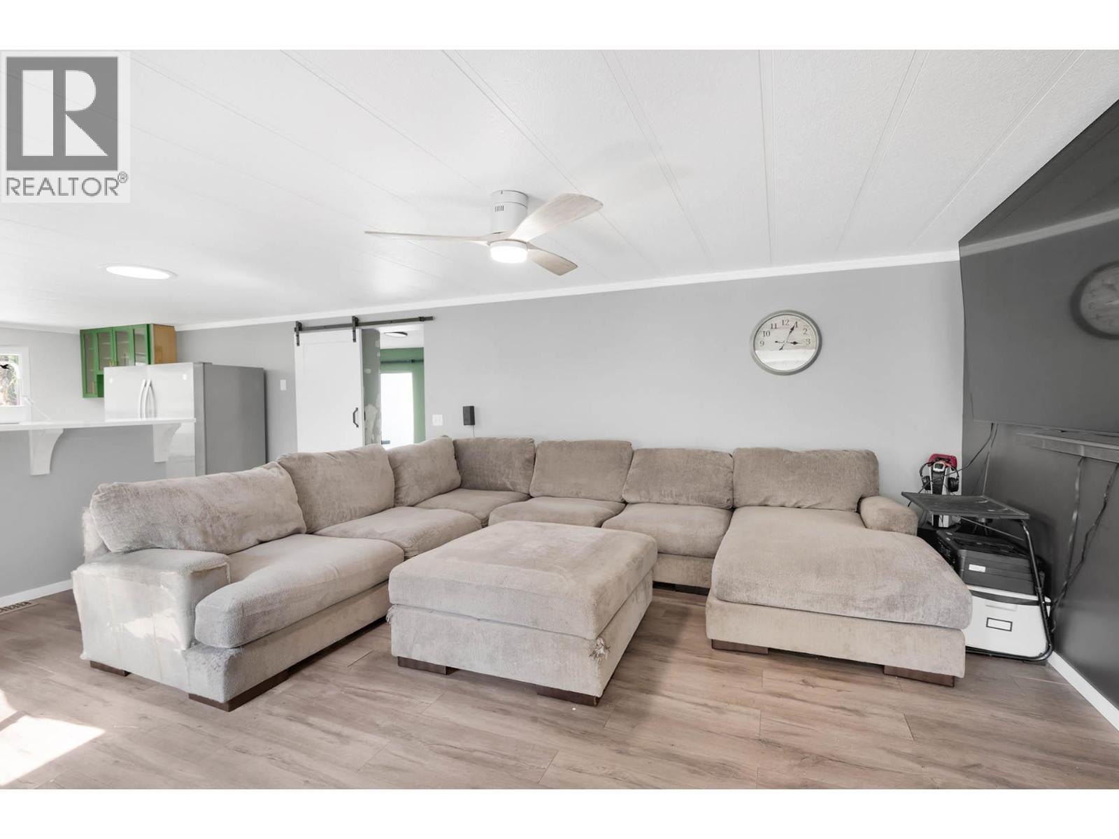 392 Walterdale Road, Kamloops, BC - Indoor Photo Showing Living Room