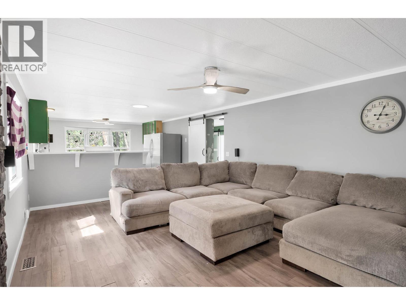 392 Walterdale Road, Kamloops, BC - Indoor Photo Showing Living Room