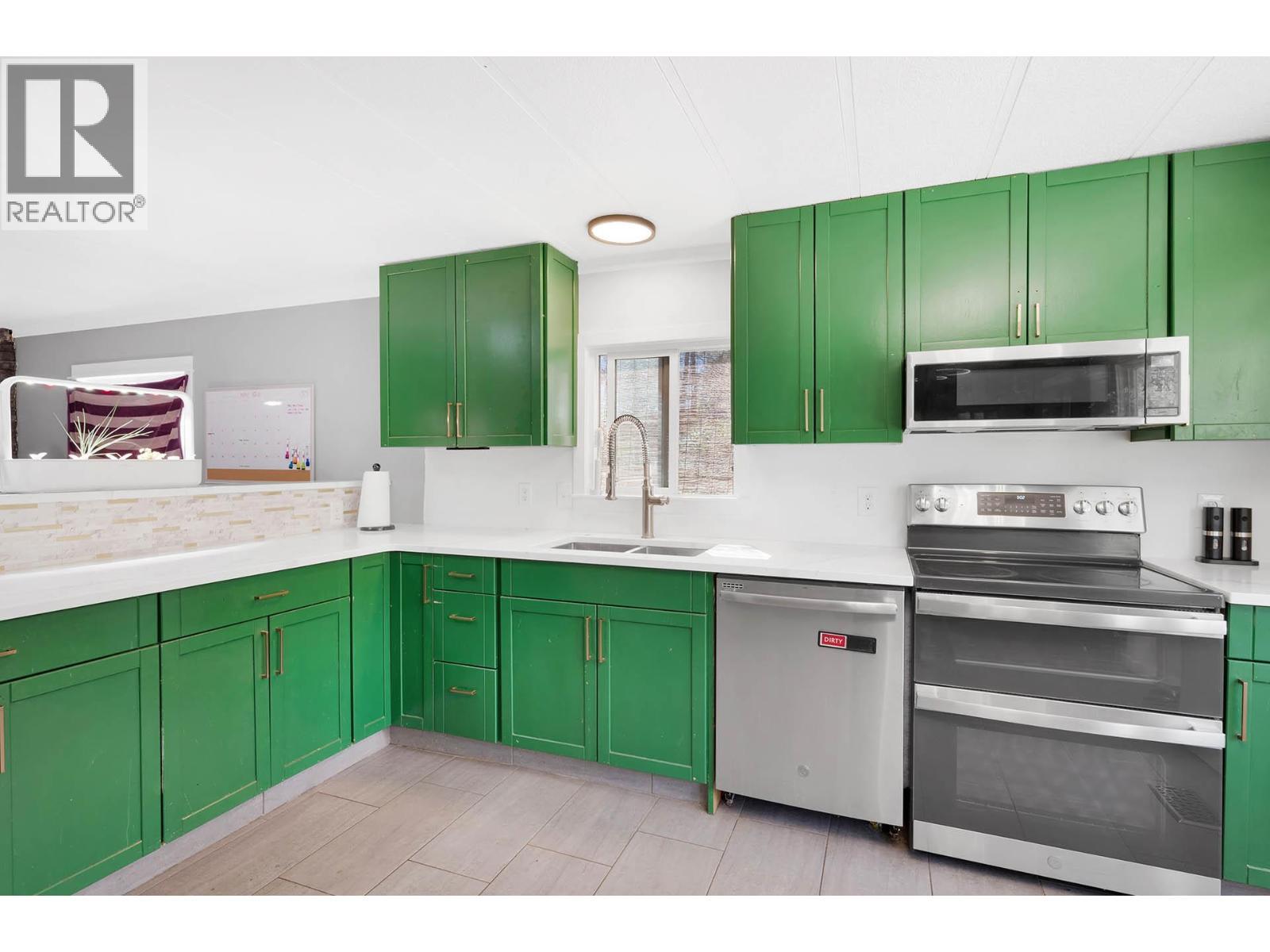 392 Walterdale Road, Kamloops, BC - Indoor Photo Showing Kitchen