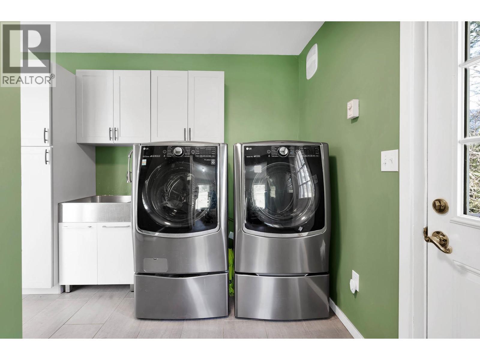 392 Walterdale Road, Kamloops, BC - Indoor Photo Showing Laundry Room