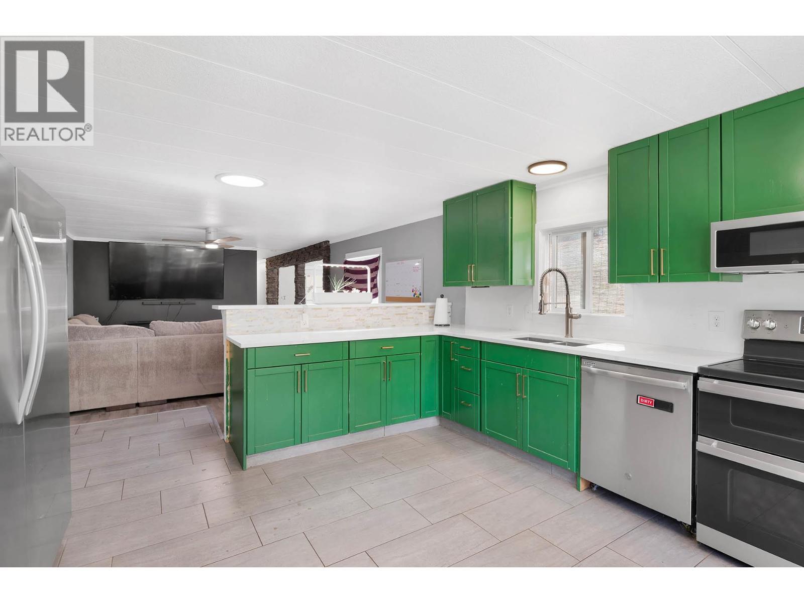 392 Walterdale Road, Kamloops, BC - Indoor Photo Showing Kitchen