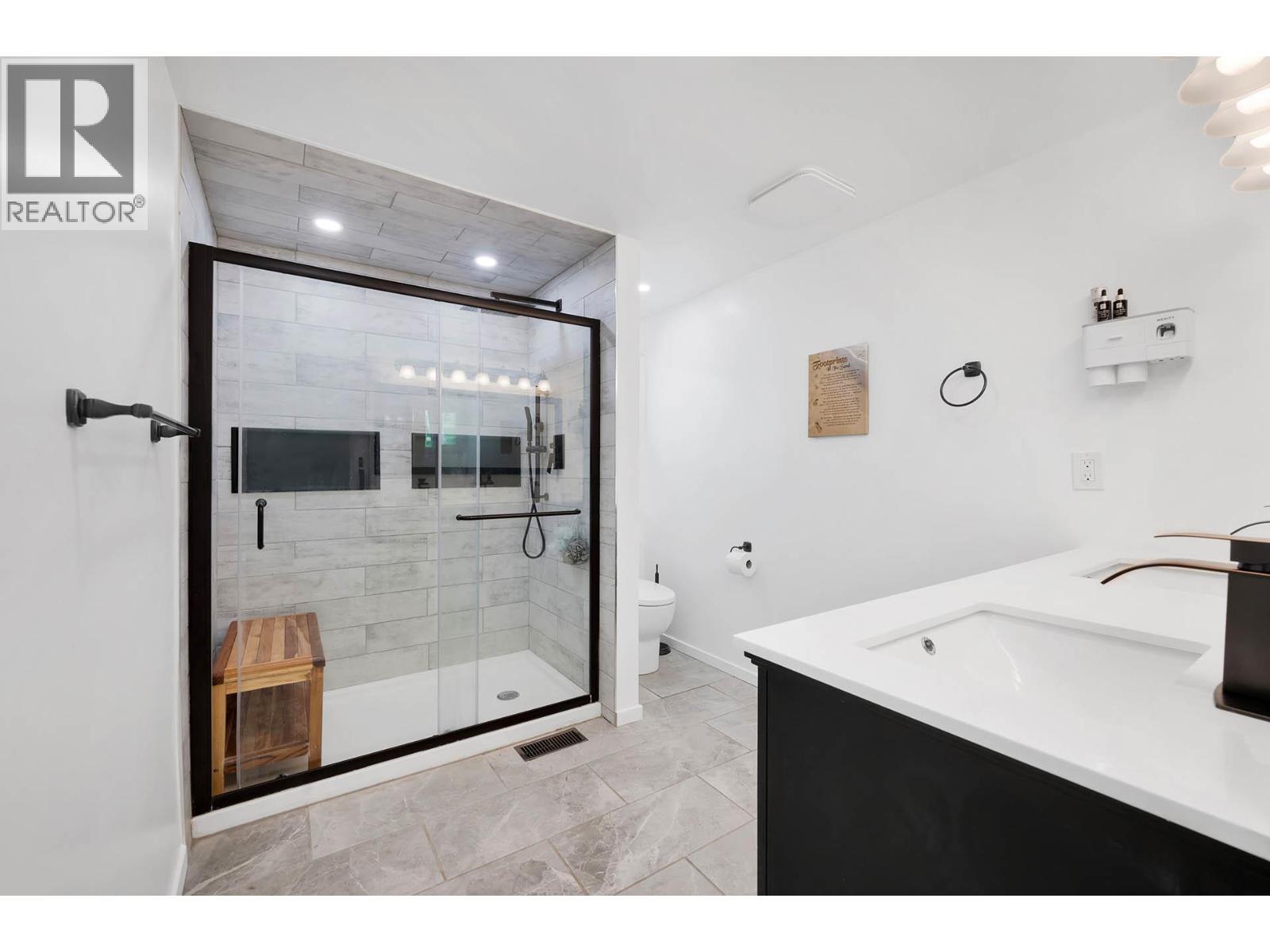 392 Walterdale Road, Kamloops, BC - Indoor Photo Showing Bathroom
