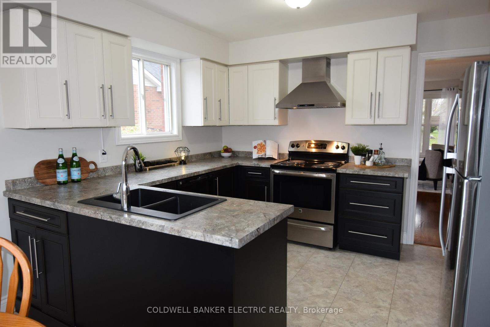 1830 Stratton Avenue, Peterborough (Monaghan Ward 2), ON - Indoor Photo Showing Kitchen With Double Sink With Upgraded Kitchen
