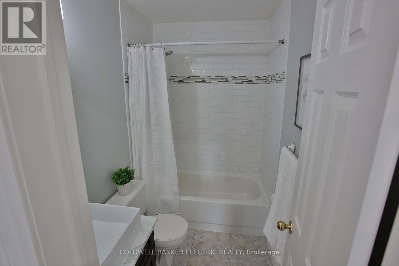 1830 Stratton Avenue, Peterborough (Monaghan Ward 2), ON - Indoor Photo Showing Bathroom