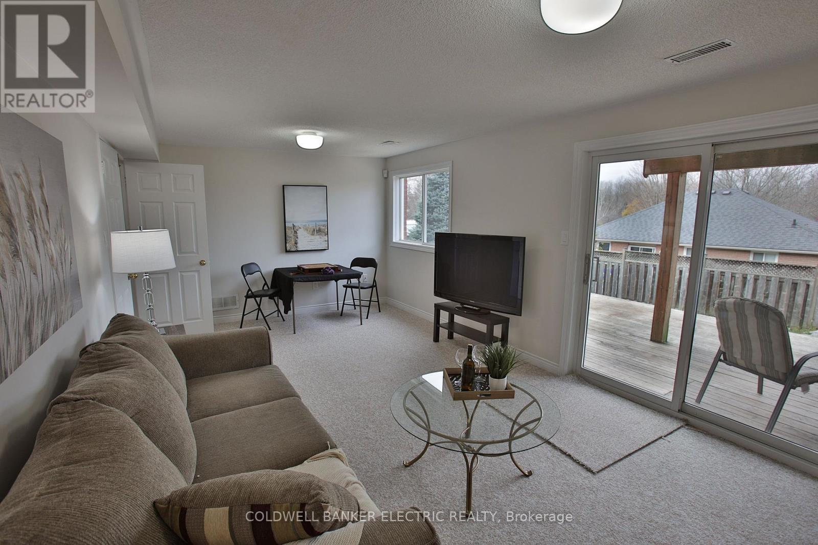 1830 Stratton Avenue, Peterborough (Monaghan Ward 2), ON - Indoor Photo Showing Living Room