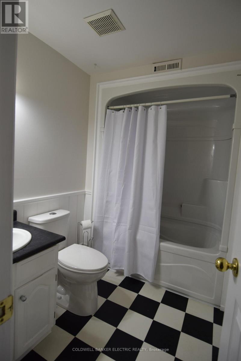 1830 Stratton Avenue, Peterborough (Monaghan Ward 2), ON - Indoor Photo Showing Bathroom