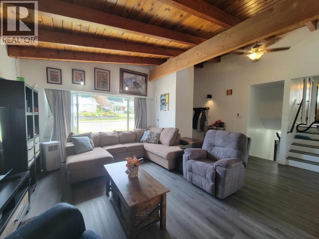 4029 Joyce Ave, Powell River, BC - Indoor Photo Showing Living Room