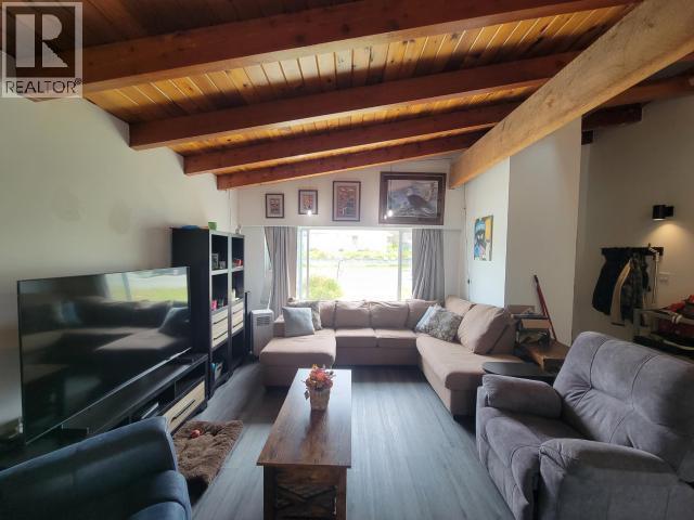 4029 Joyce Ave, Powell River, BC - Indoor Photo Showing Living Room