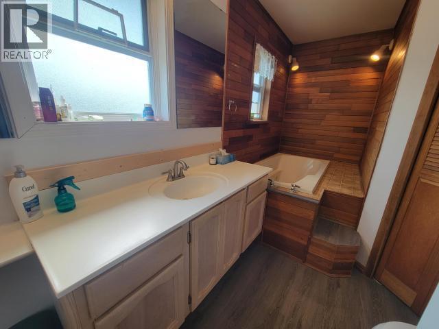 4029 Joyce Ave, Powell River, BC - Indoor Photo Showing Bathroom