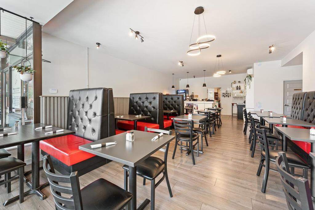 - 306 Rue Principale O., Magog, QC