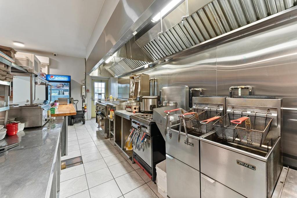 - 306 Rue Principale O., Magog, QC