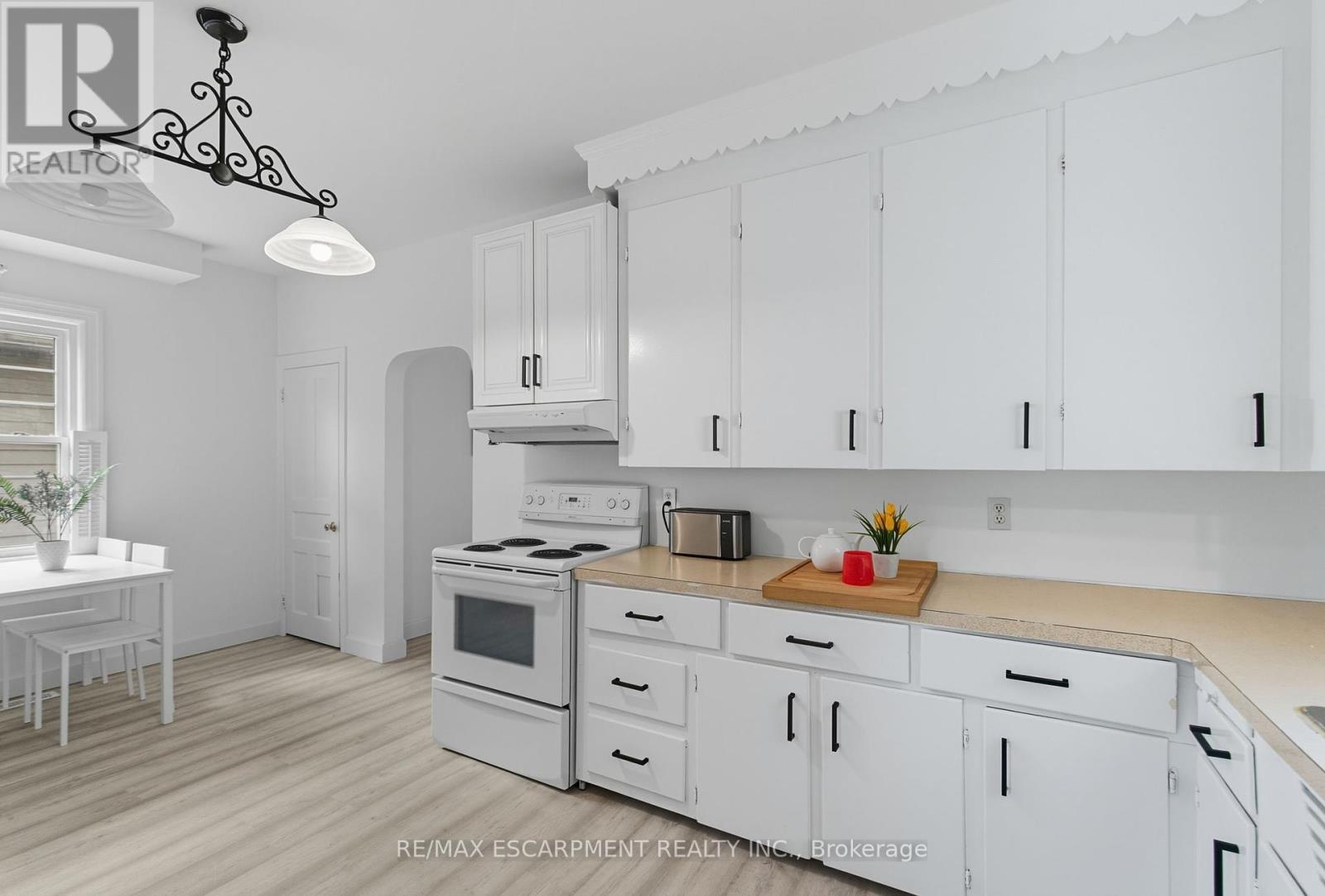 157 East 5Th Street, Hamilton, ON - Indoor Photo Showing Kitchen