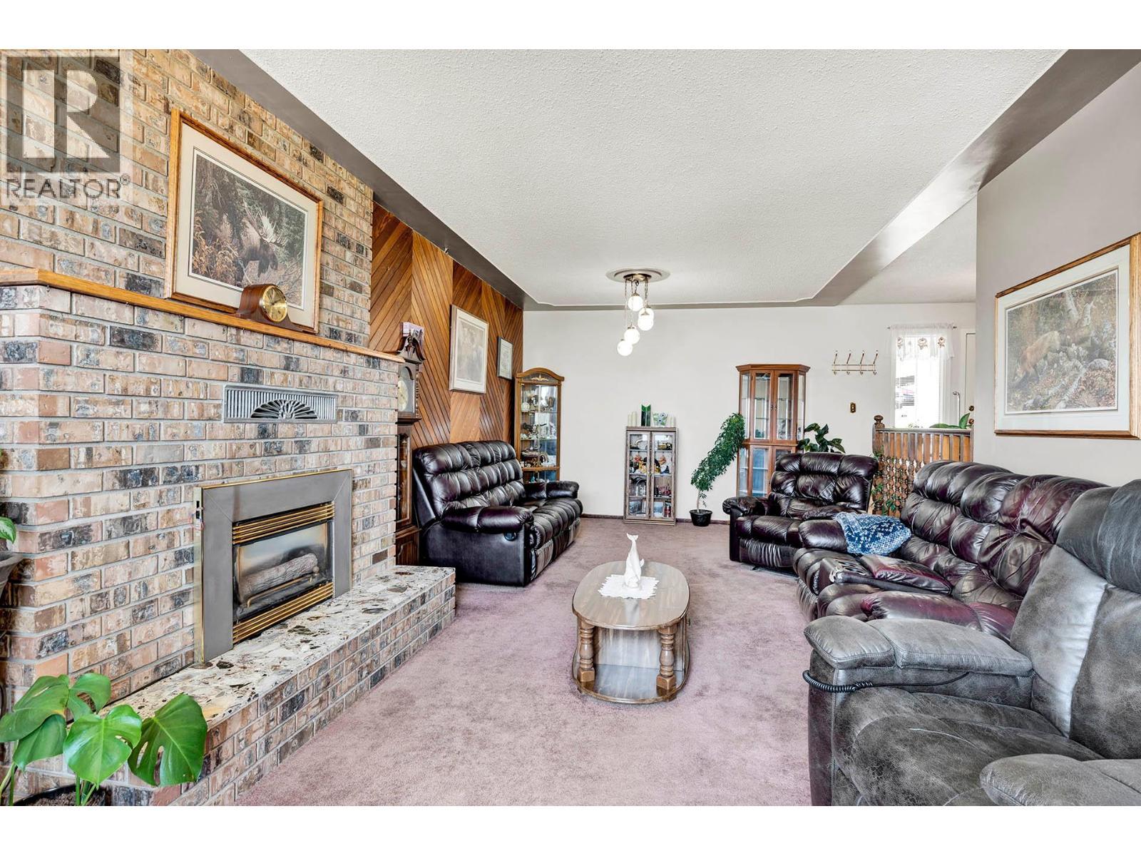 246 Robson Drive, Kamloops, BC - Indoor Photo Showing Living Room With Fireplace