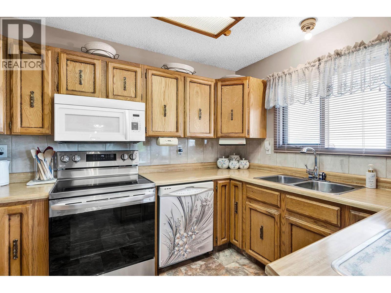 246 Robson Drive, Kamloops, BC - Indoor Photo Showing Kitchen With Double Sink