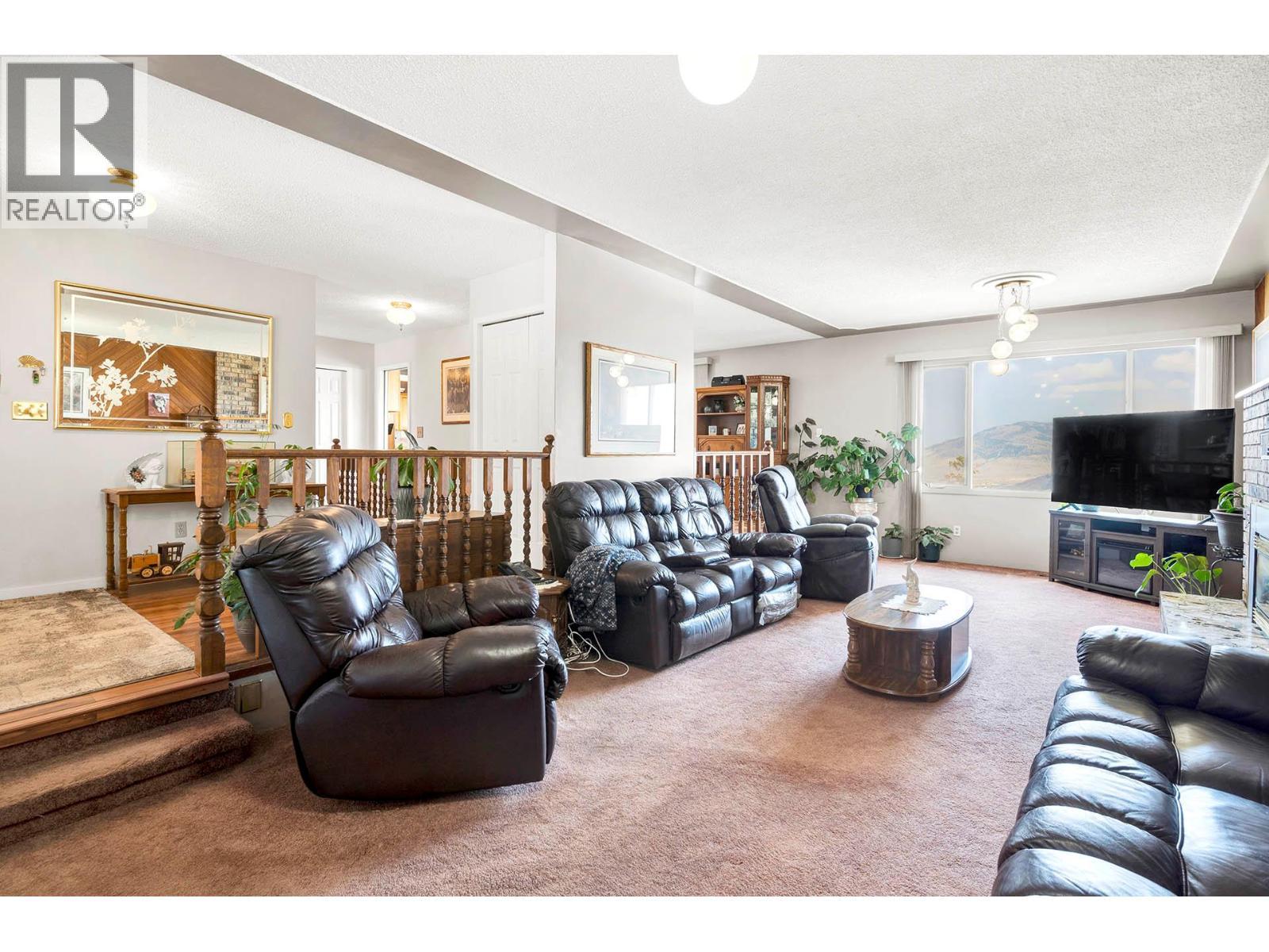 246 Robson Drive, Kamloops, BC - Indoor Photo Showing Living Room