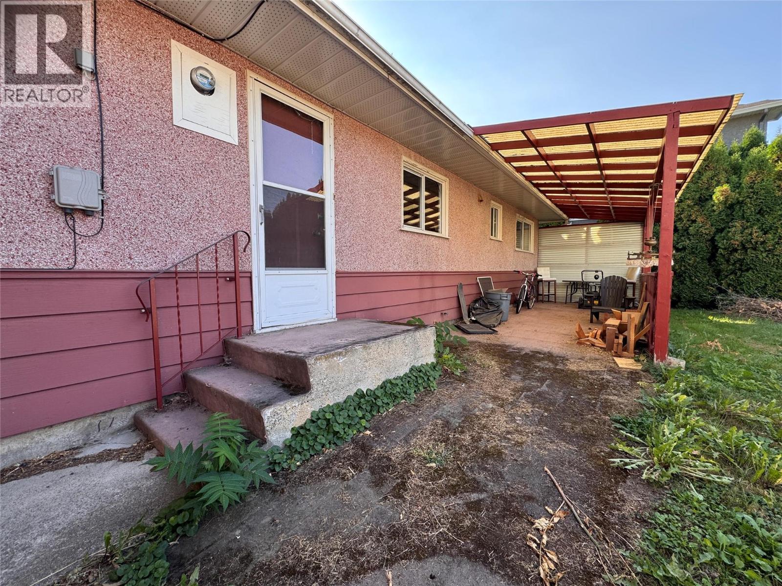 824 Grenfell Avenue, Kelowna, BC - Outdoor With Exterior