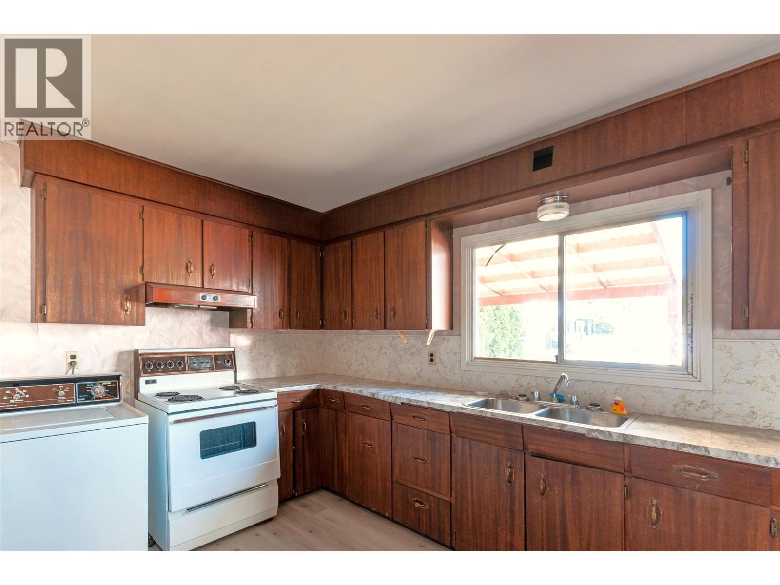 824 Grenfell Avenue, Kelowna, BC - Indoor Photo Showing Kitchen With Double Sink