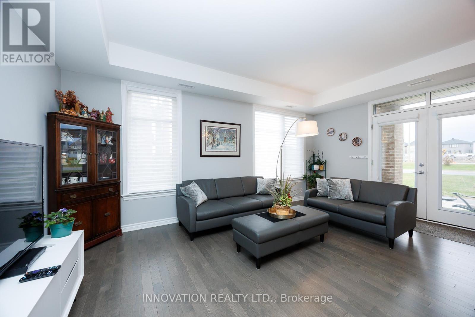 103 - 320 Jatoba, Ottawa, ON - Indoor Photo Showing Living Room