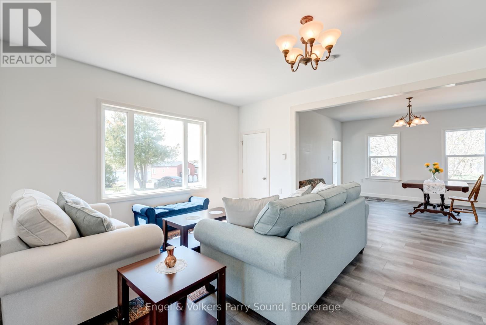 1 Holland Avenue, Parry Sound Remote Area (Wallbridge), ON - Indoor Photo Showing Living Room