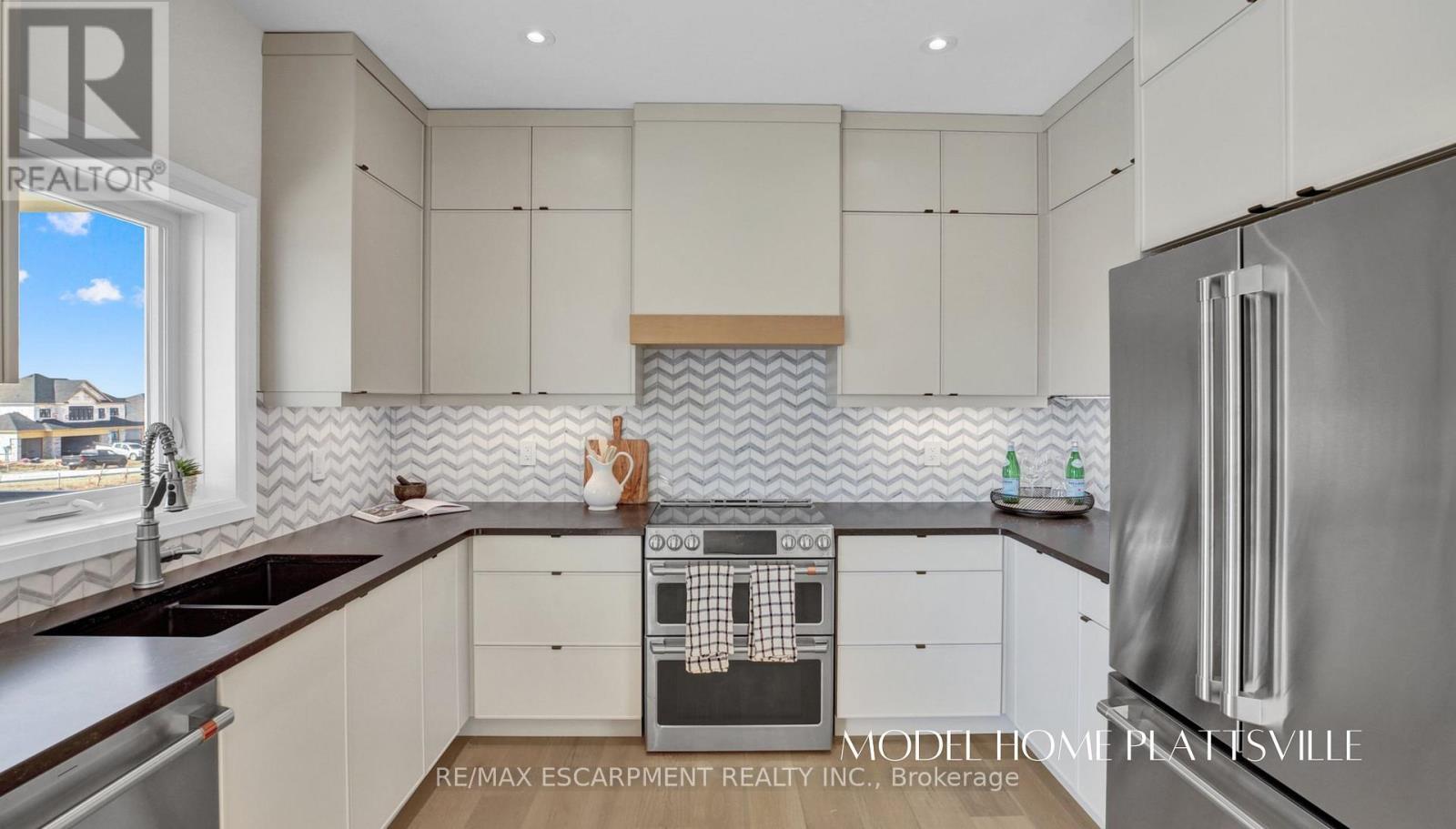 10 Hilborn Street, Blandford-Blenheim, ON - Indoor Photo Showing Kitchen With Double Sink With Upgraded Kitchen