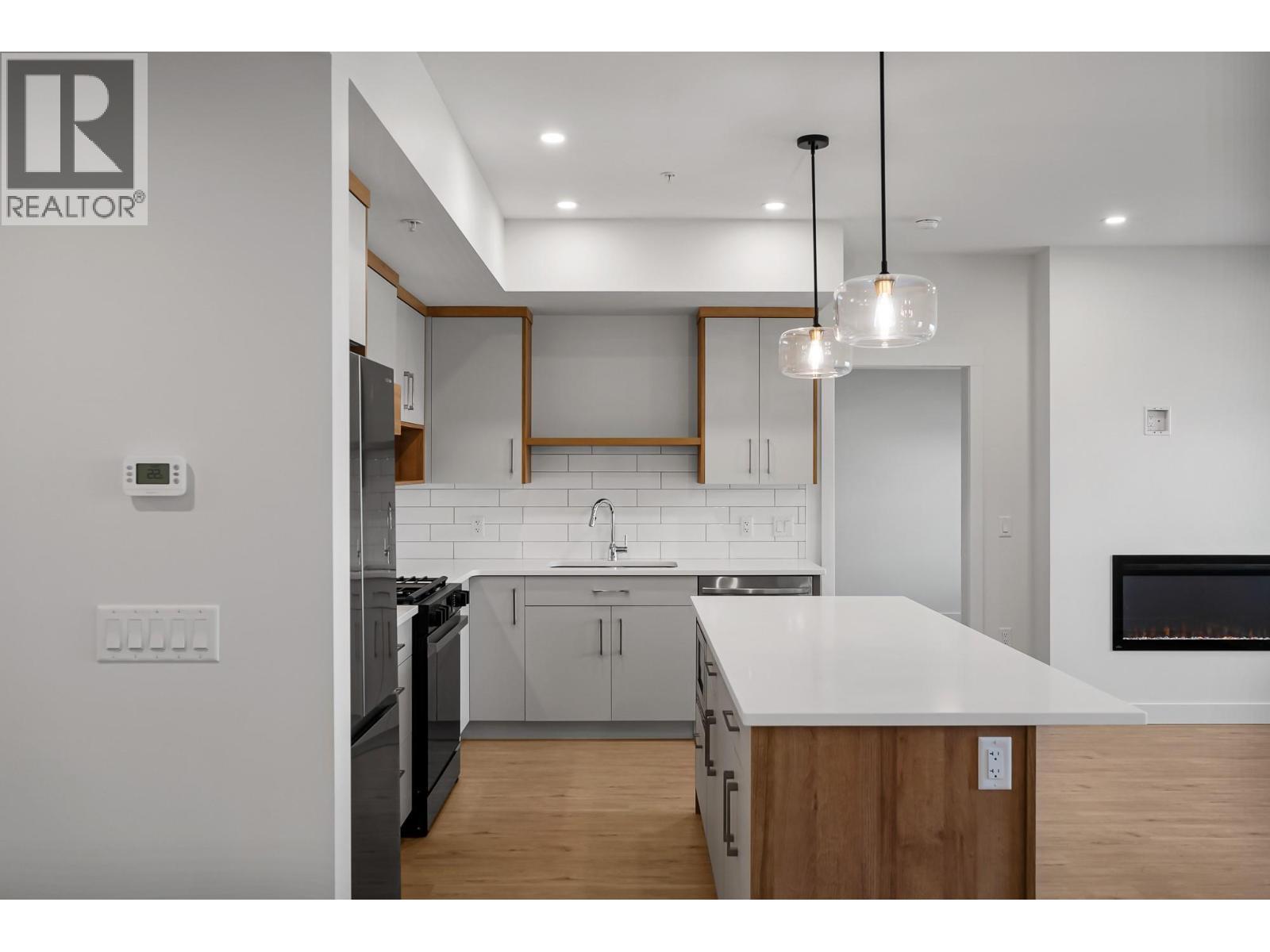 1844 Qu'Appelle Boulevard Unit# 206, Kamloops, BC - Indoor Photo Showing Kitchen With Upgraded Kitchen