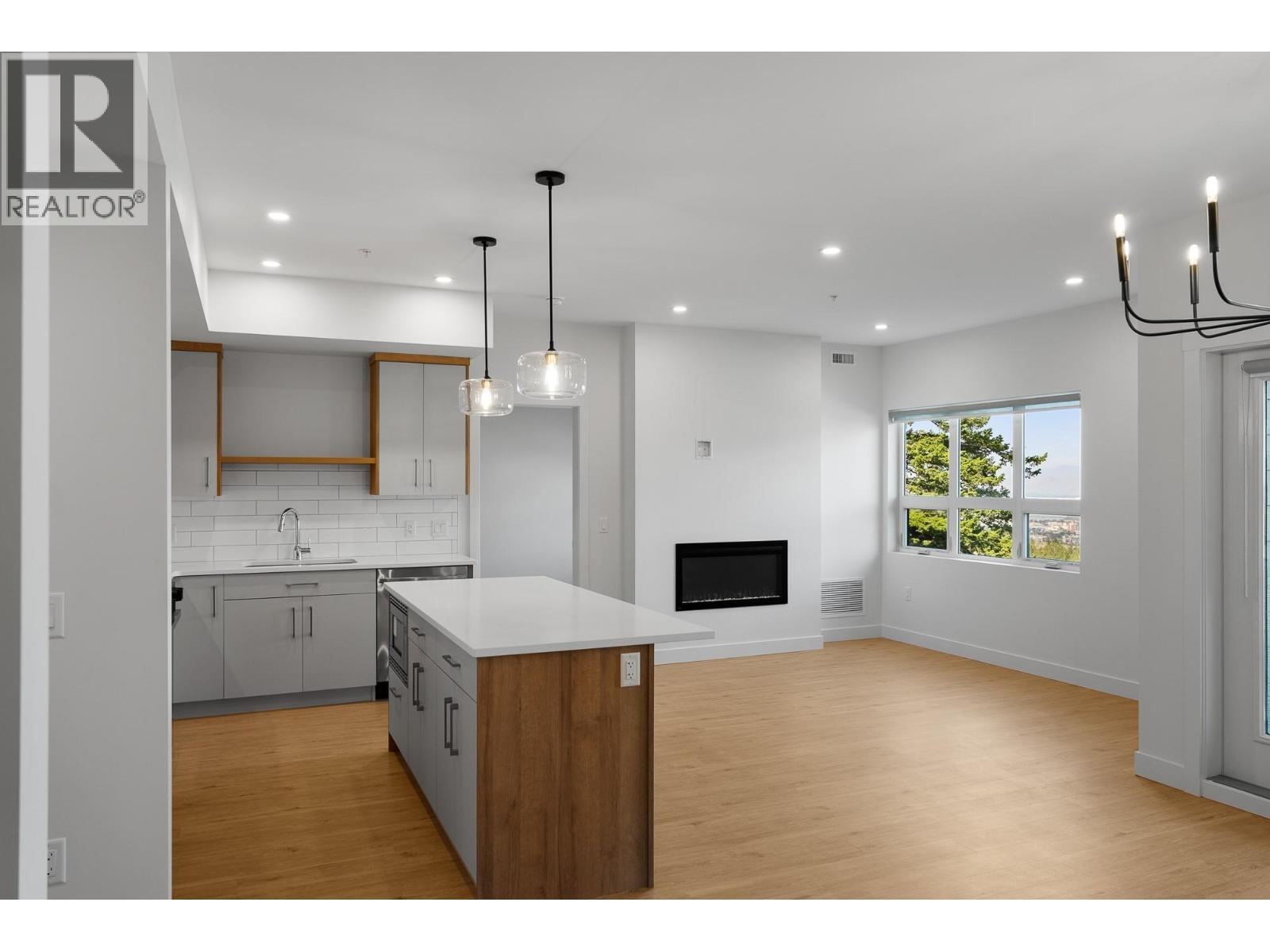 1844 Qu'Appelle Boulevard Unit# 206, Kamloops, BC - Indoor Photo Showing Kitchen With Upgraded Kitchen