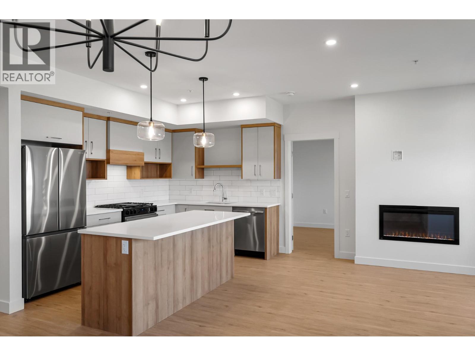 1844 Qu'Appelle Boulevard Unit# 206, Kamloops, BC - Indoor Photo Showing Kitchen With Upgraded Kitchen