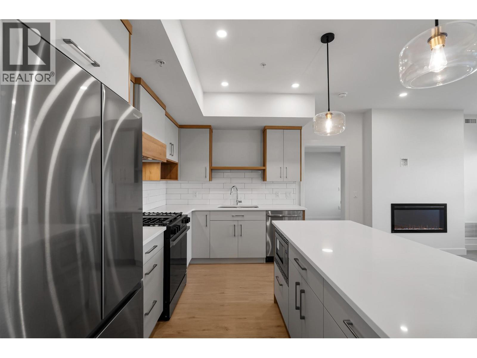 1844 Qu'Appelle Boulevard Unit# 206, Kamloops, BC - Indoor Photo Showing Kitchen With Upgraded Kitchen