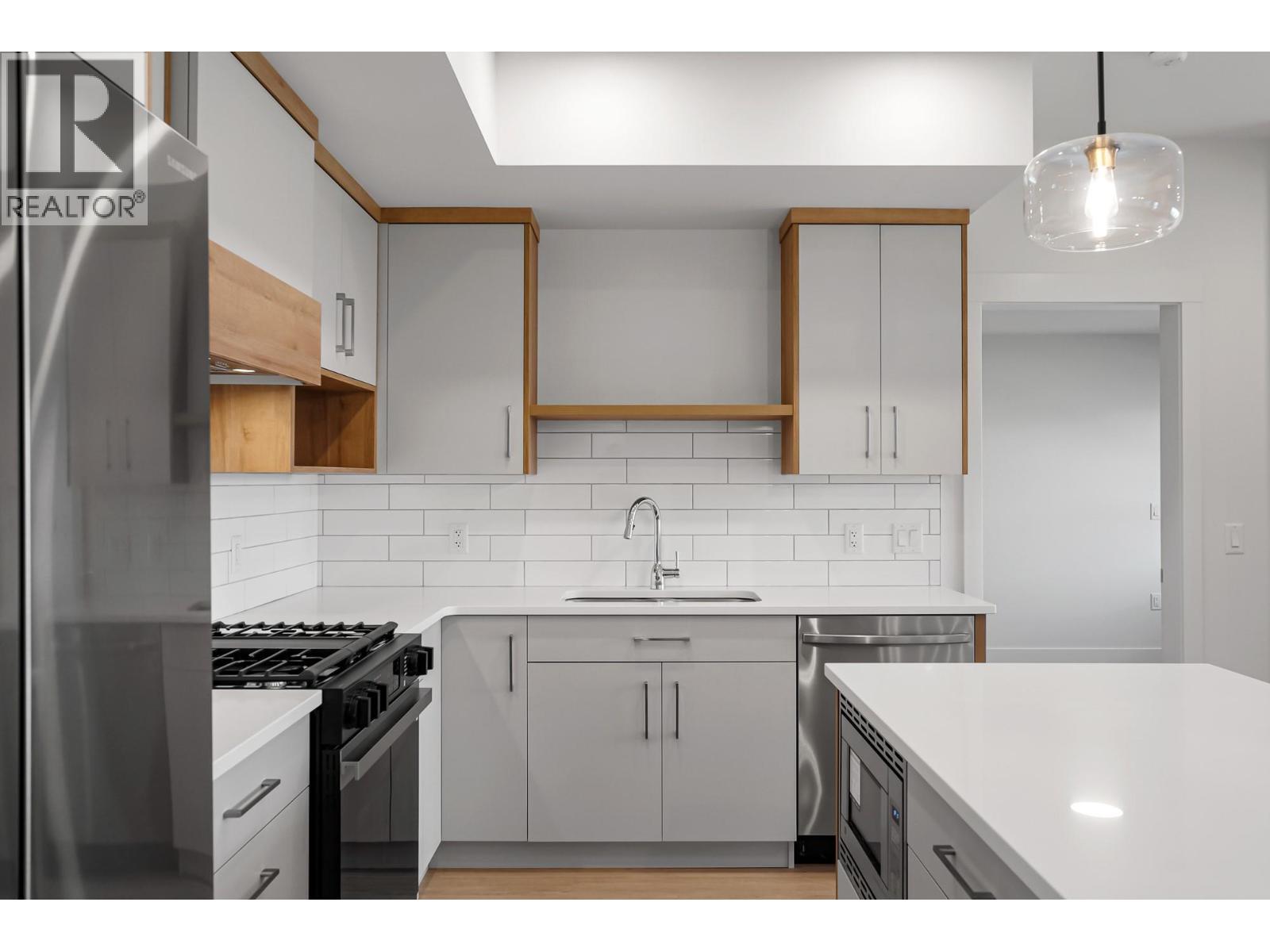 1844 Qu'Appelle Boulevard Unit# 206, Kamloops, BC - Indoor Photo Showing Kitchen With Upgraded Kitchen