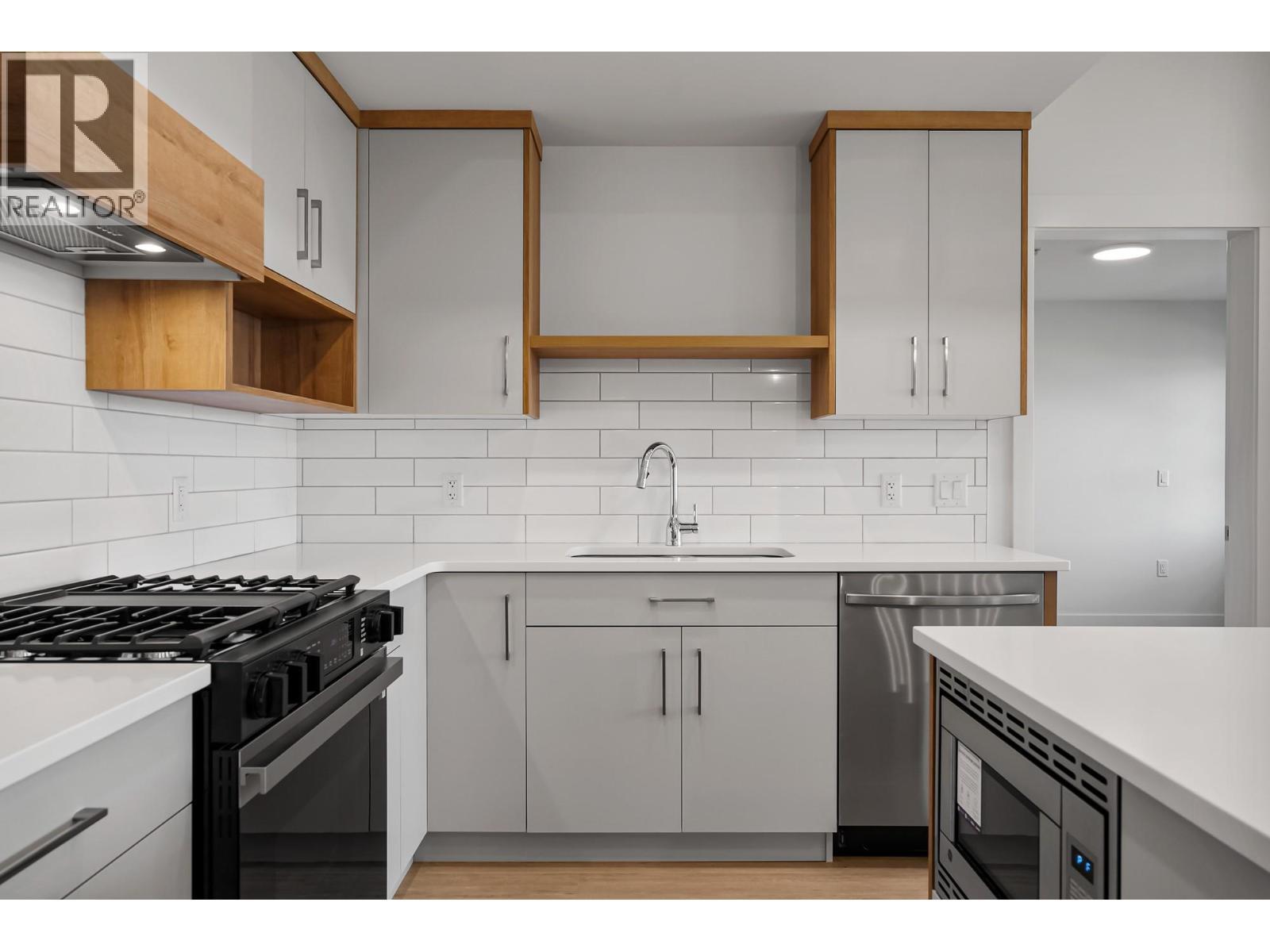 1844 Qu'Appelle Boulevard Unit# 206, Kamloops, BC - Indoor Photo Showing Kitchen With Upgraded Kitchen