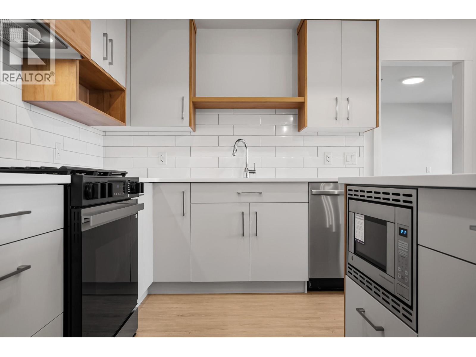 1844 Qu'Appelle Boulevard Unit# 206, Kamloops, BC - Indoor Photo Showing Kitchen With Upgraded Kitchen