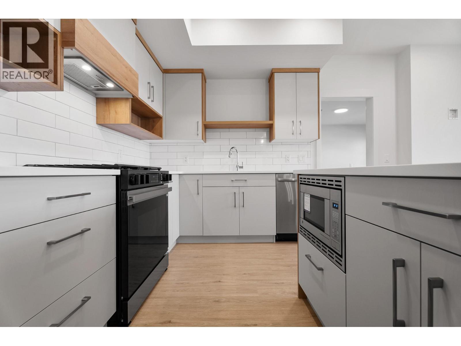 1844 Qu'Appelle Boulevard Unit# 206, Kamloops, BC - Indoor Photo Showing Kitchen With Upgraded Kitchen