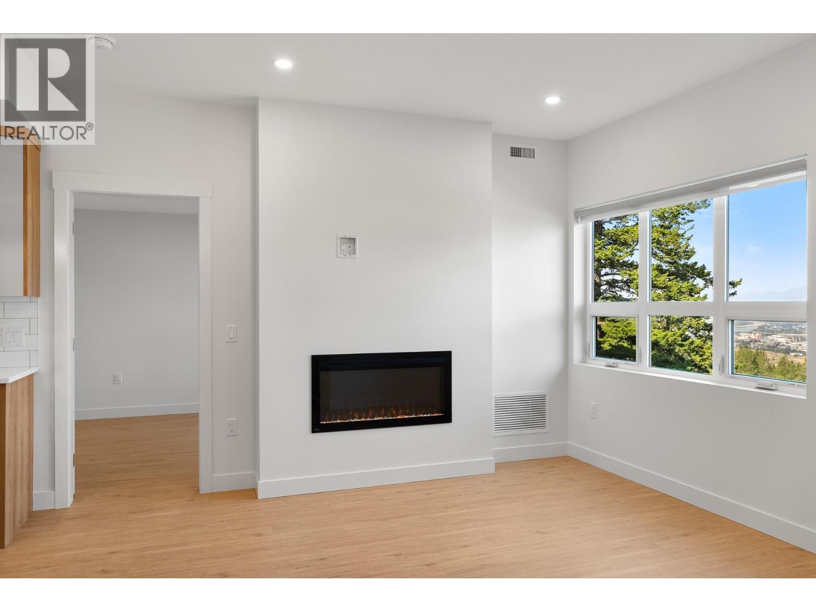 1844 Qu'Appelle Boulevard Unit# 206, Kamloops, BC - Indoor Photo Showing Other Room With Fireplace