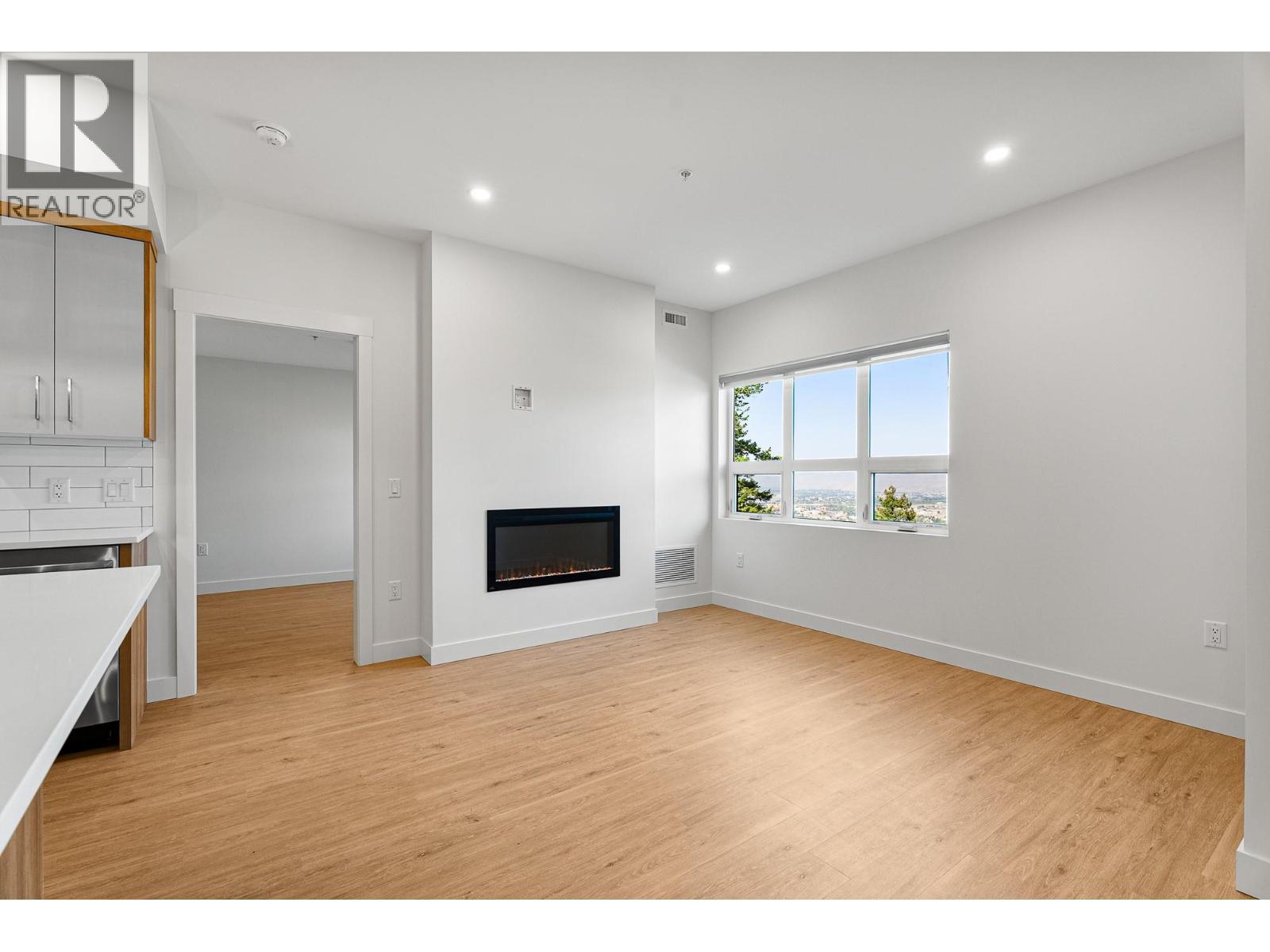 1844 Qu'Appelle Boulevard Unit# 206, Kamloops, BC - Indoor Photo Showing Other Room With Fireplace