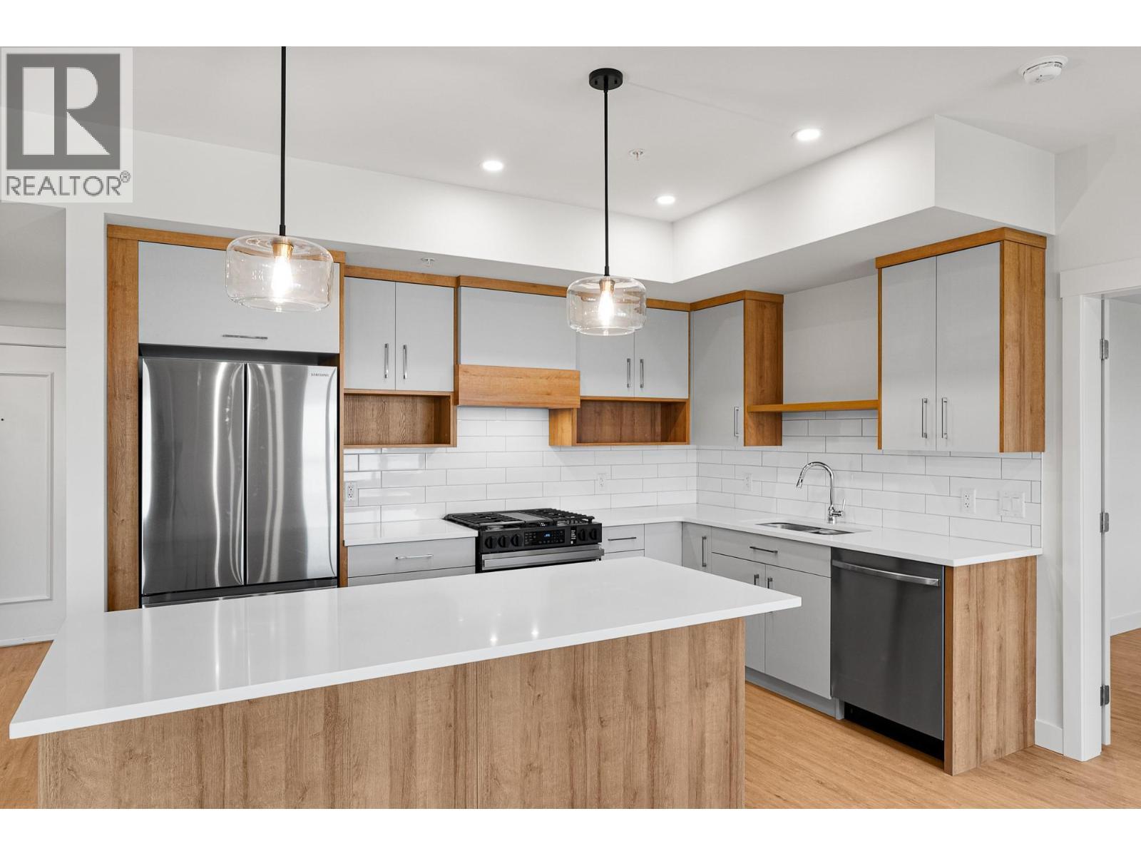 1844 Qu'Appelle Boulevard Unit# 206, Kamloops, BC - Indoor Photo Showing Kitchen With Upgraded Kitchen