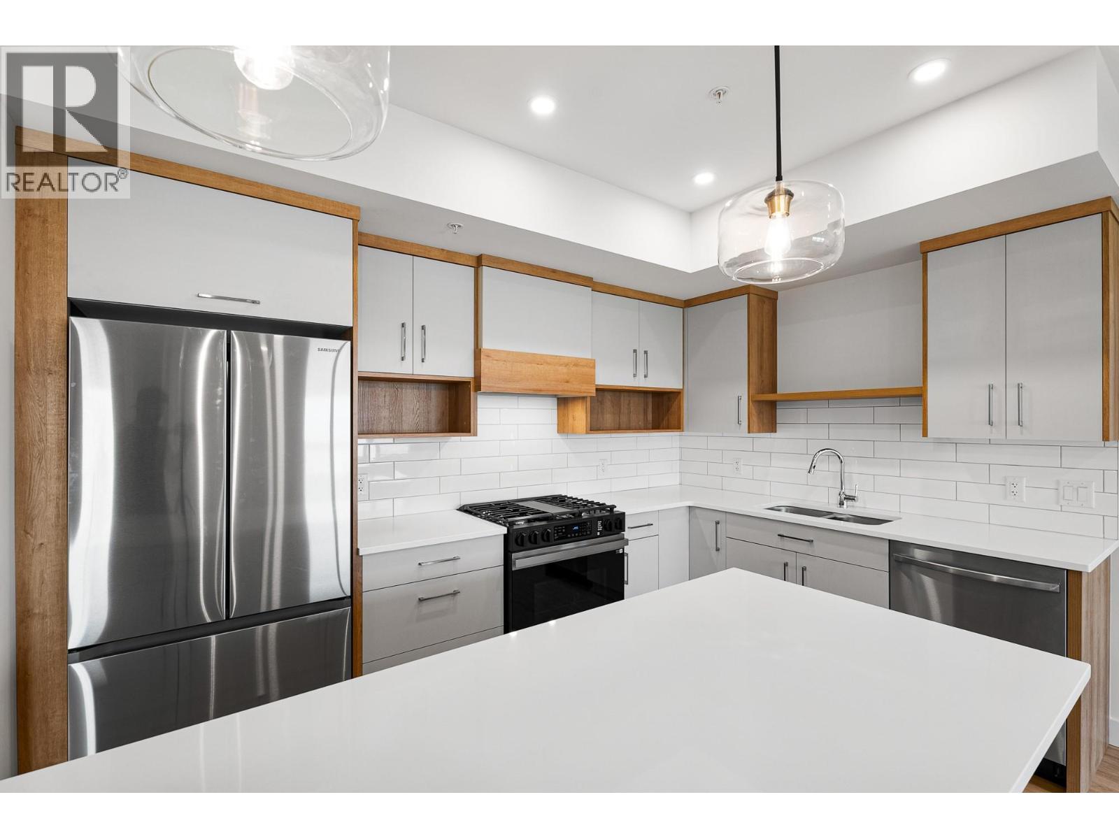 1844 Qu'Appelle Boulevard Unit# 206, Kamloops, BC - Indoor Photo Showing Kitchen With Upgraded Kitchen