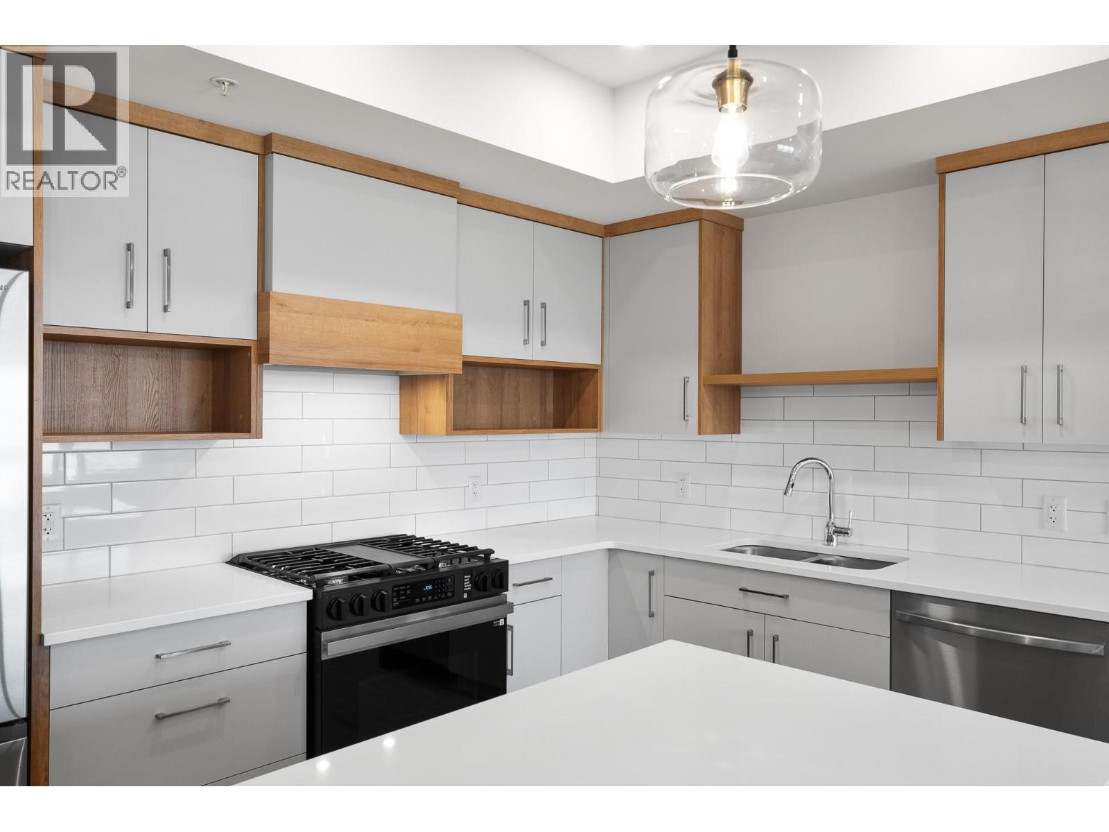 1844 Qu'Appelle Boulevard Unit# 206, Kamloops, BC - Indoor Photo Showing Kitchen With Double Sink With Upgraded Kitchen