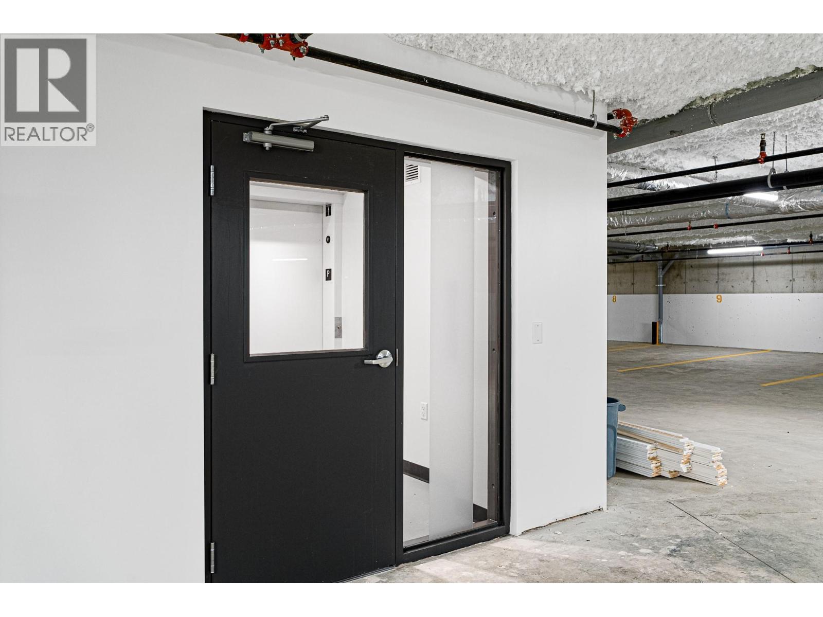 1844 Qu'Appelle Boulevard Unit# 206, Kamloops, BC - Indoor Photo Showing Garage