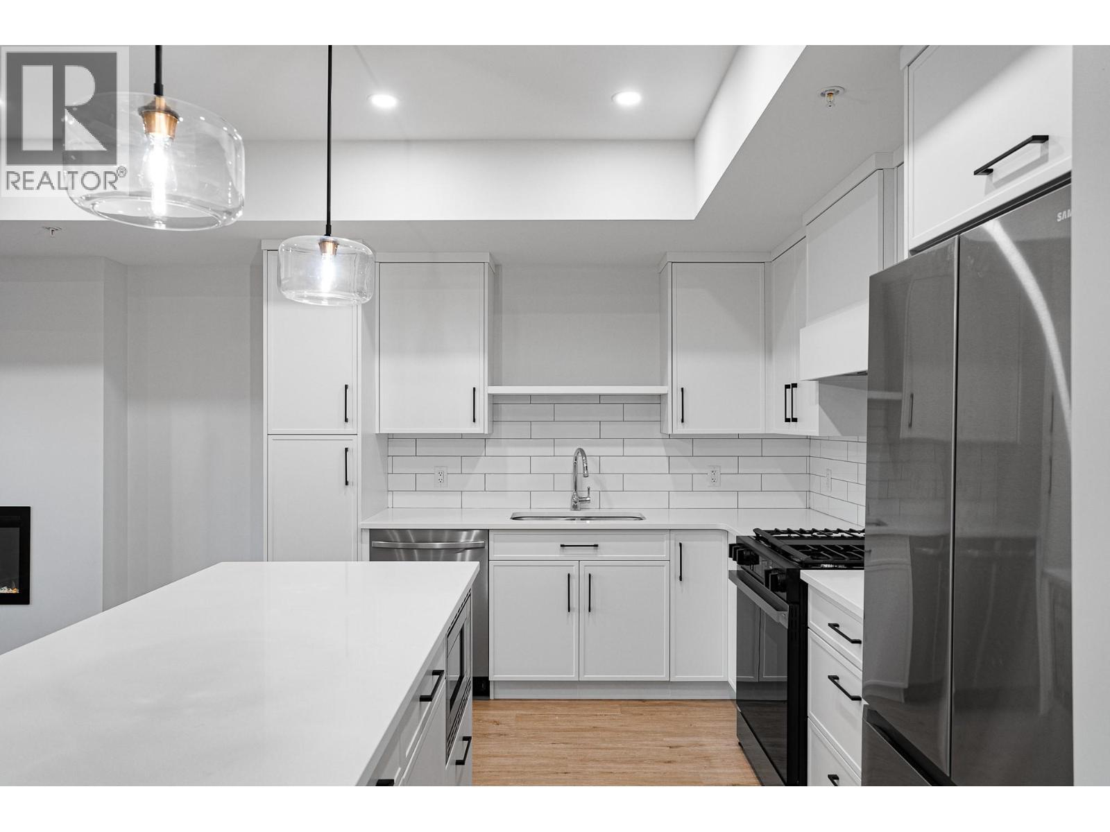 1844 Qu'Appelle Boulevard Unit# 103, Kamloops, BC - Indoor Photo Showing Kitchen With Upgraded Kitchen