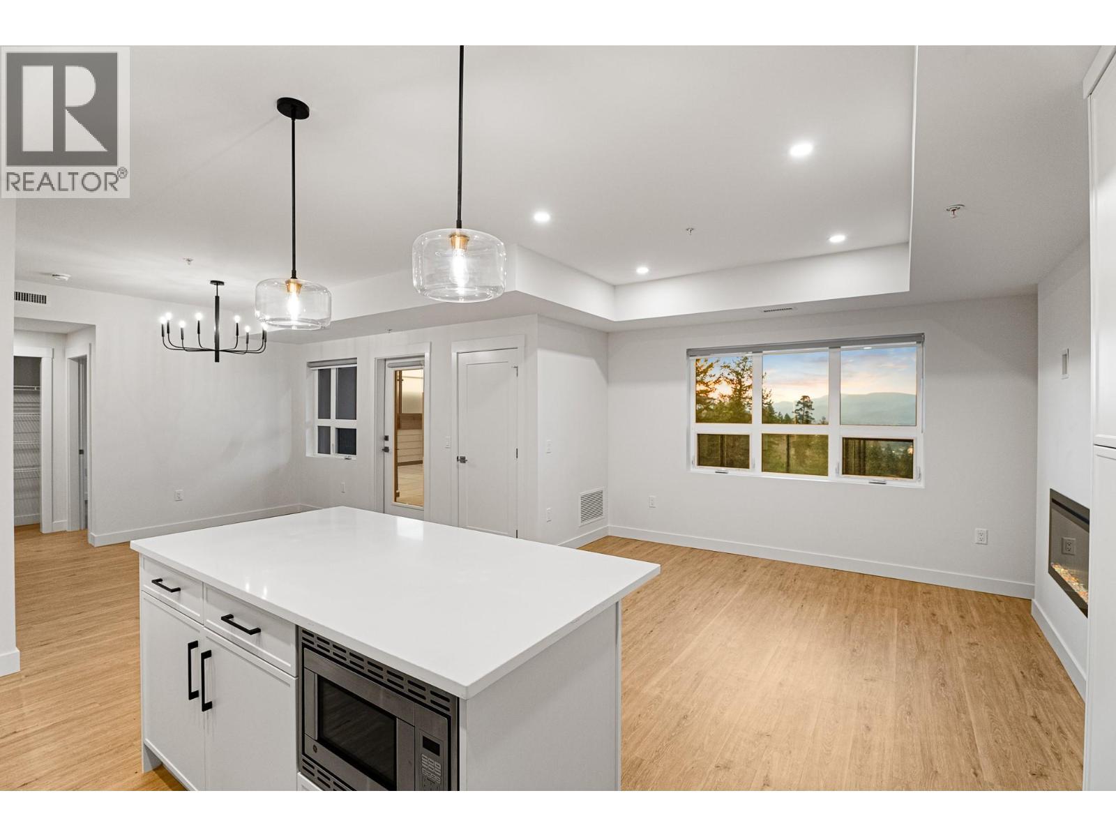 1844 Qu'Appelle Boulevard Unit# 103, Kamloops, BC - Indoor With Fireplace