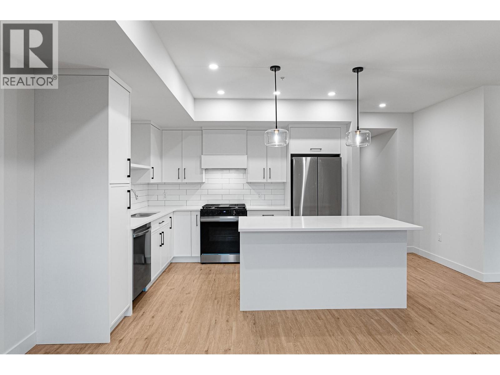 1844 Qu'Appelle Boulevard Unit# 103, Kamloops, BC - Indoor Photo Showing Kitchen With Upgraded Kitchen