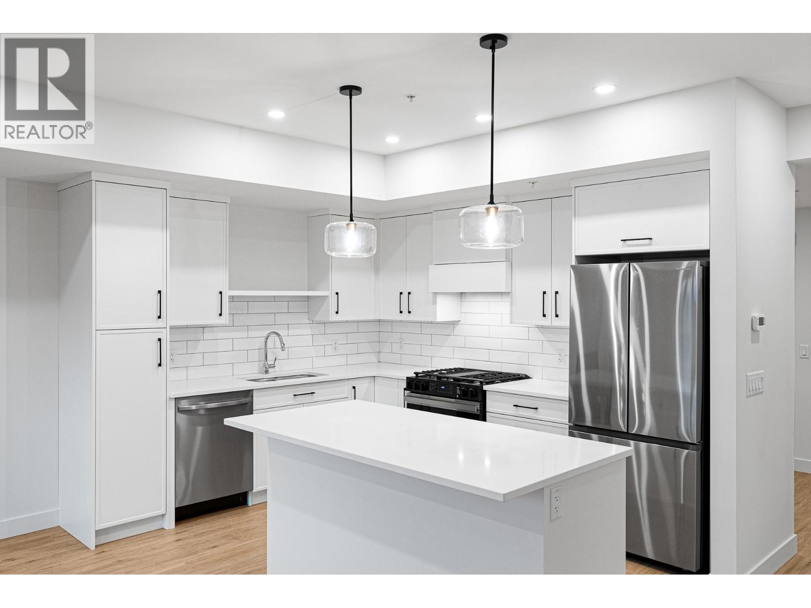 1844 Qu'Appelle Boulevard Unit# 103, Kamloops, BC - Indoor Photo Showing Kitchen With Upgraded Kitchen