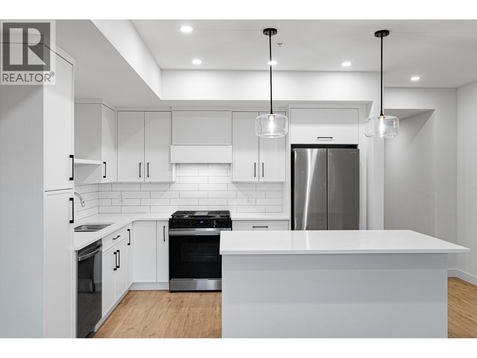 1844 Qu'Appelle Boulevard Unit# 103, Kamloops, BC - Indoor Photo Showing Kitchen With Upgraded Kitchen