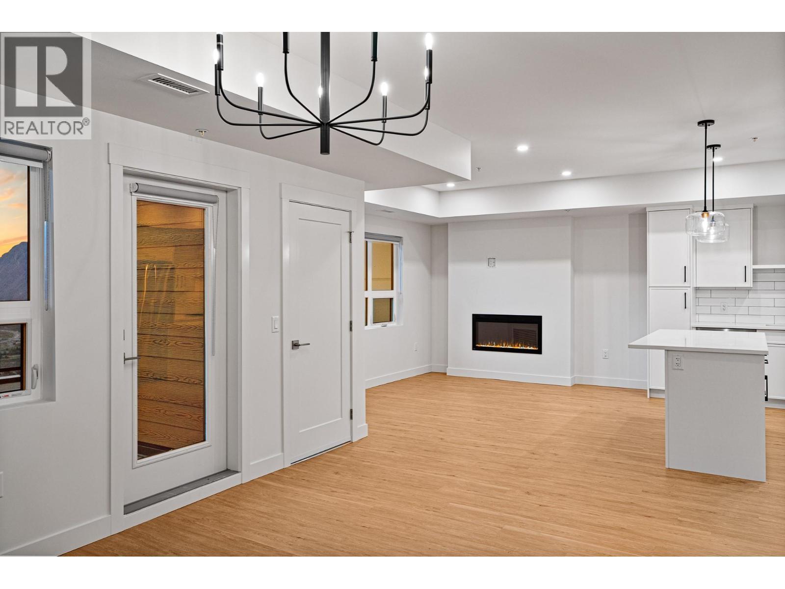 1844 Qu'Appelle Boulevard Unit# 103, Kamloops, BC - Indoor With Fireplace