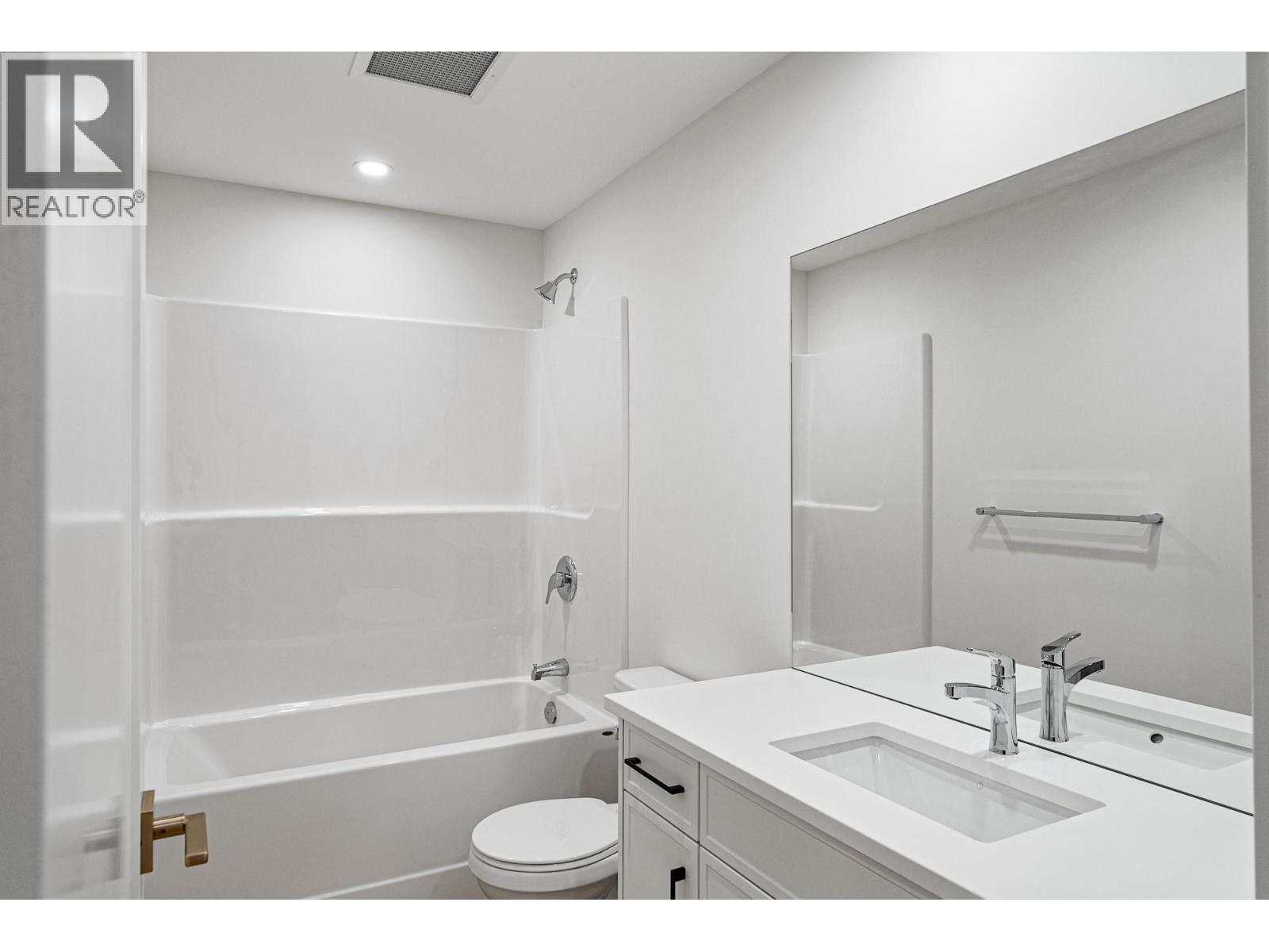 1844 Qu'Appelle Boulevard Unit# 103, Kamloops, BC - Indoor Photo Showing Bathroom