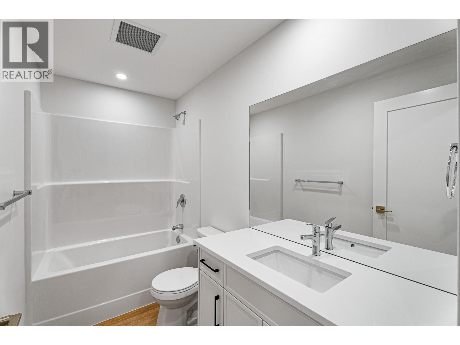 1844 Qu'Appelle Boulevard Unit# 103, Kamloops, BC - Indoor Photo Showing Bathroom