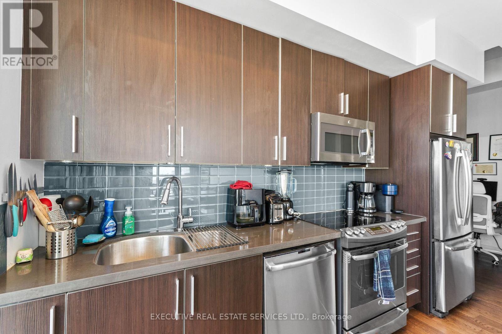 Lph07 - 2200 Lakeshore Boulevard W, Toronto, ON - Indoor Photo Showing Kitchen With Stainless Steel Kitchen With Upgraded Kitchen