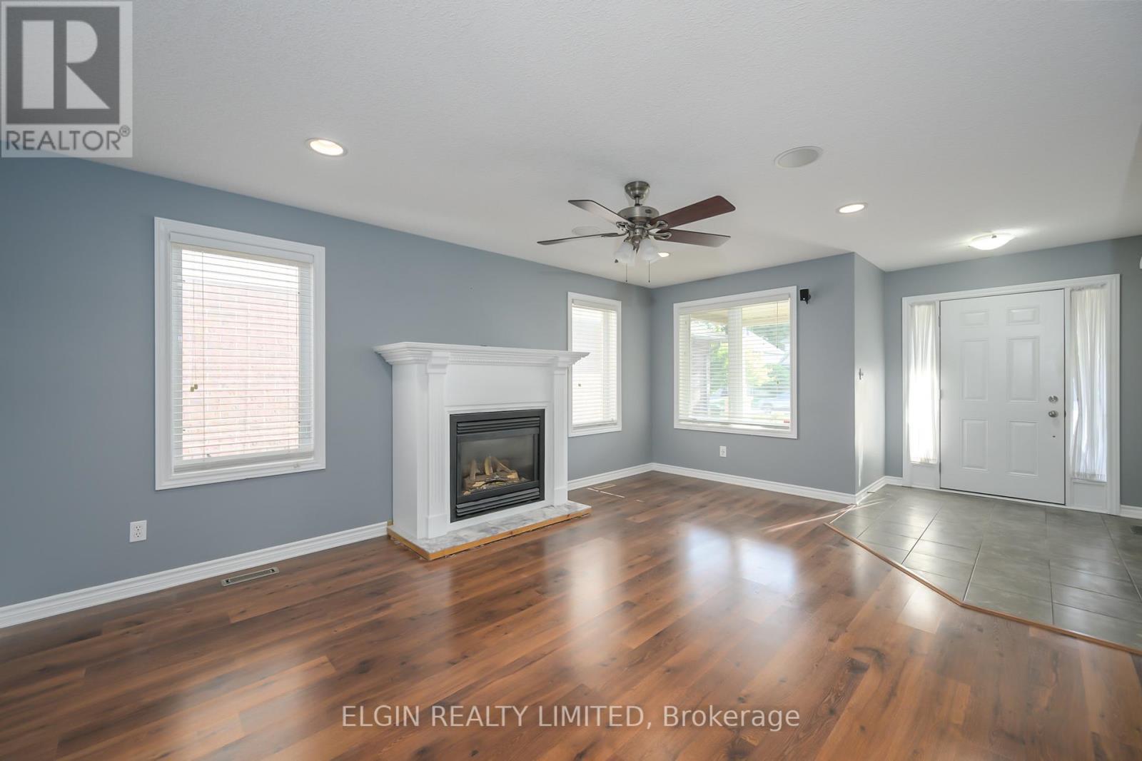 12 Peach Tree Boulevard, St. Thomas, ON - Indoor Photo Showing Living Room With Fireplace