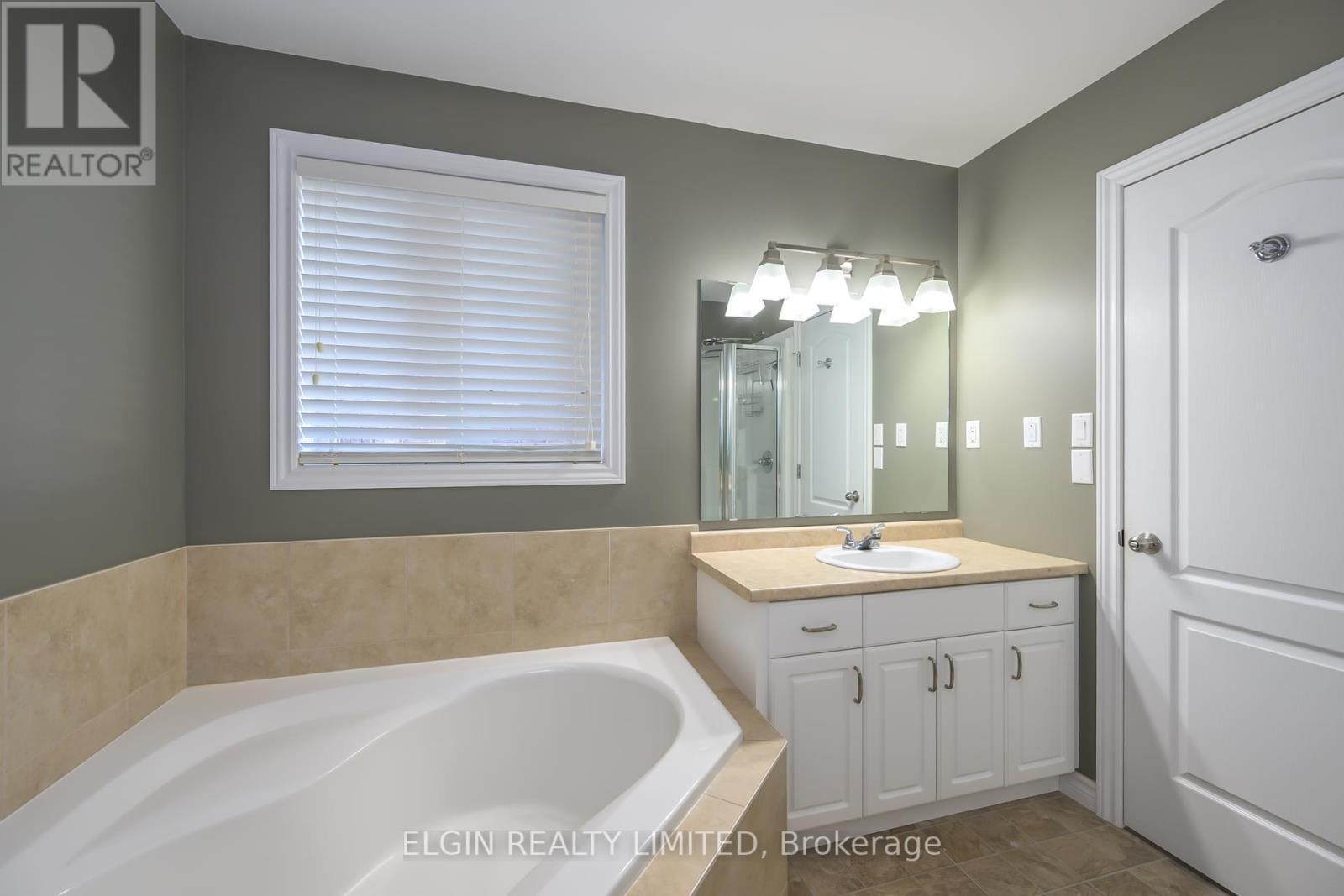 12 Peach Tree Boulevard, St. Thomas, ON - Indoor Photo Showing Bathroom